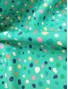 Tela Crepé estampado de puntos de colores fondo esmeralda