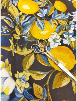 Tela Loneta con estampado de limones y flores azules