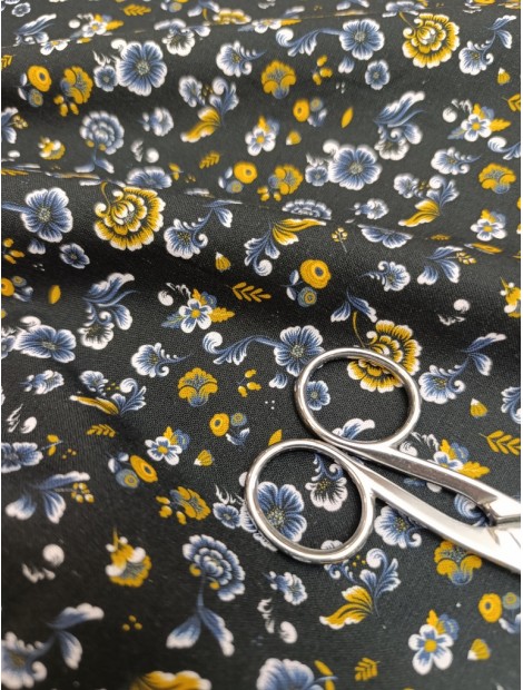 Tela de algodón estampado flores fondo negro