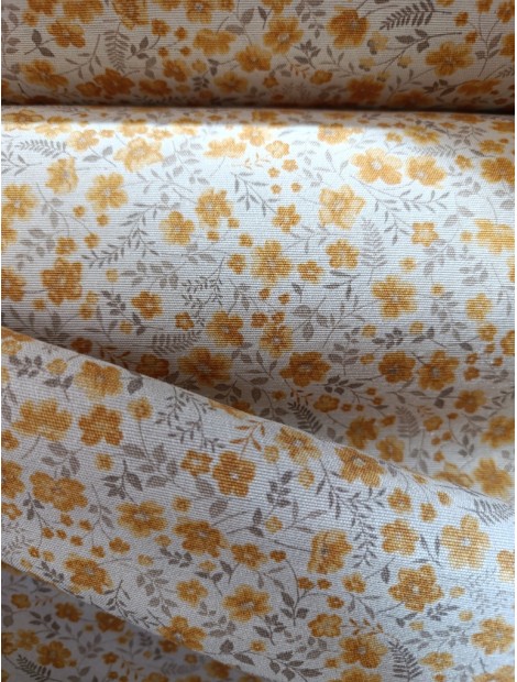 Mantel resinado , teflón ,flores pequeñas amarillas