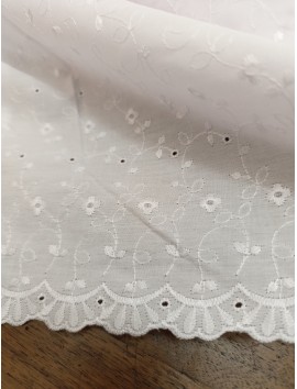 Batista de algodón bordada y perforada cuatro pétalos