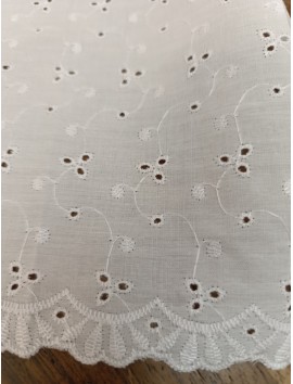 Batista de algodón bordada y perforada tres pétalos