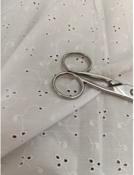 Batista de algodón bordada y perforada tres pétalos