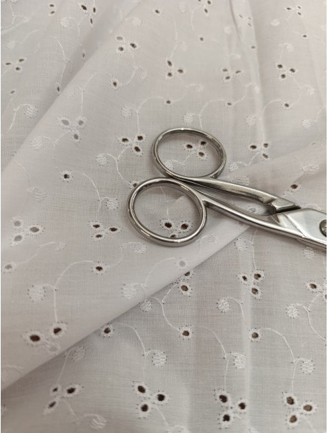 Batista de algodón bordada y perforada tres pétalos