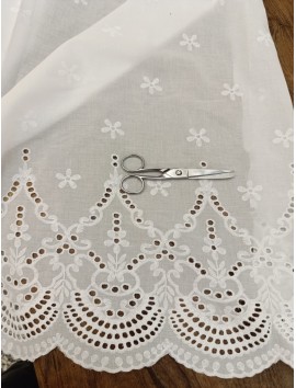 Batista de algodón bordada y perforada dos cenefas