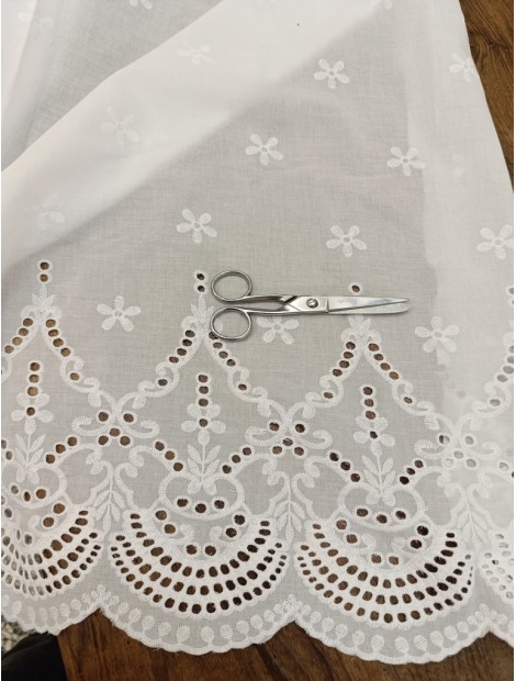 Batista de algodón bordada y perforada dos cenefas