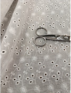 Batista de algodón bordada y perforada ramas