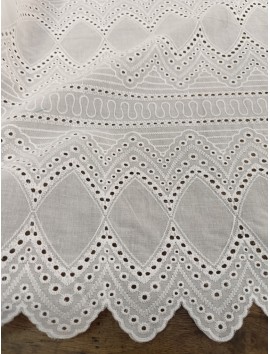 Batista de algodón bordada y perforada dos cenefas rombos