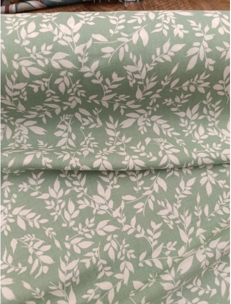 Tela viscosa  ramas blancas fondo verde