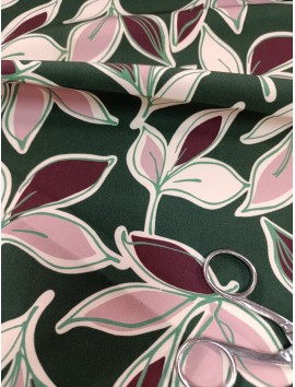 Tela crepe bielastico estampado flores fondo verde