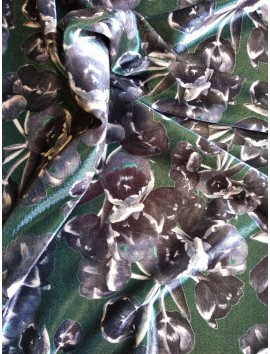 Terciopelo estampado flores fondo verde