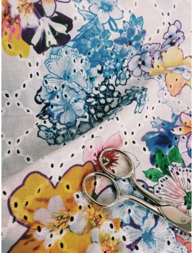 Batista de algodón perforada con estampado floral